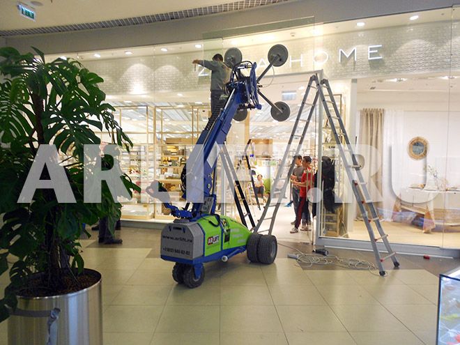 Остекление витрин стекло-роботом Winlet