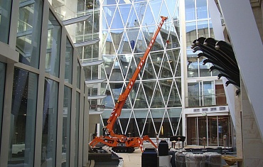 Работа мини-крана в узких пространствах