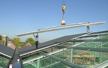Монтаж кровли вакуумным подъемником