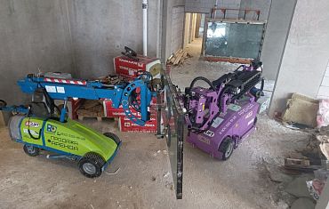 Работа внутри помещения стеклороботов Арлифт