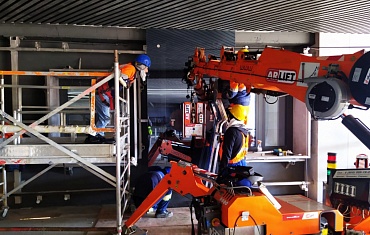 Монтаж на ограниченном пространстве с помощью вакуумного оборудования и мини-крана